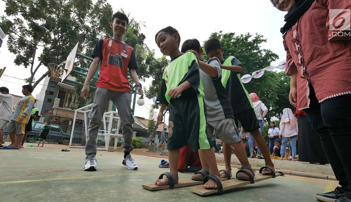 Anak-anak bermain permainan tradisional bakiak di RPTRA Melati Duri Pulo, Jakarta, Sabtu (13/10). Traditional Games Returns (TGR) mengampanyekan permainan tradisional Indonesia untuk membangkitkan eksistensinya. (Liputan6.com/Herman Zakharia)