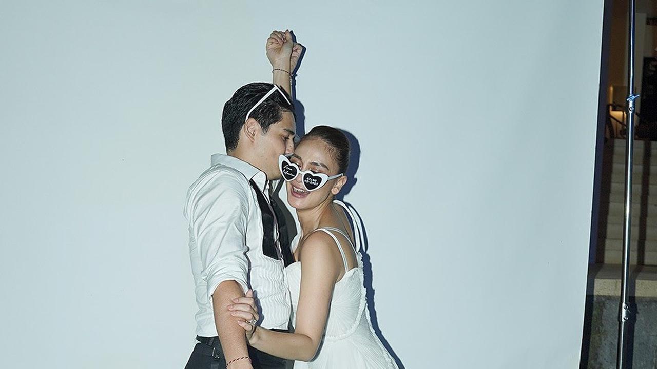 Terungkap, Luna Maya dan Maxime Bouttier Ternyata Cuma Pakai Sandal Jepit di Resepsi Pernikahannya