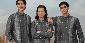 El Rumi membagikan beberapa foto momen Lebarannya bersama dua saudaranya. Ketiganya kompak mengenakan baju Lebaran kembar. Momen pertama adalah ketiganya mengenakan kemeja lengan panjang bernuansa abu-abu dengan motif abstrak. Foto: Instagram.
