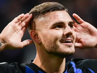 Striker Inter Milan, Mauro Icardi, merayakan gol yang dicetaknya ke gawang AC Milan pada laga Serie A Italia di Stadion San Siro, Milan, Minggu (21/10). Inter menang 1-0 atas Milan. (AFP/Marco Bertorello)