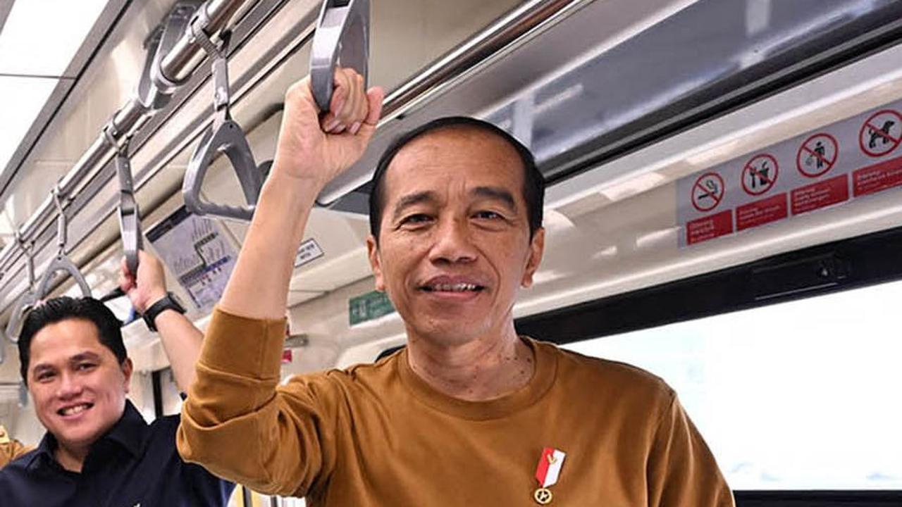 FOTO: Presiden Jokowi Semringah Jajal LRT Tanpa Masinis: Nyaman dan Lancar