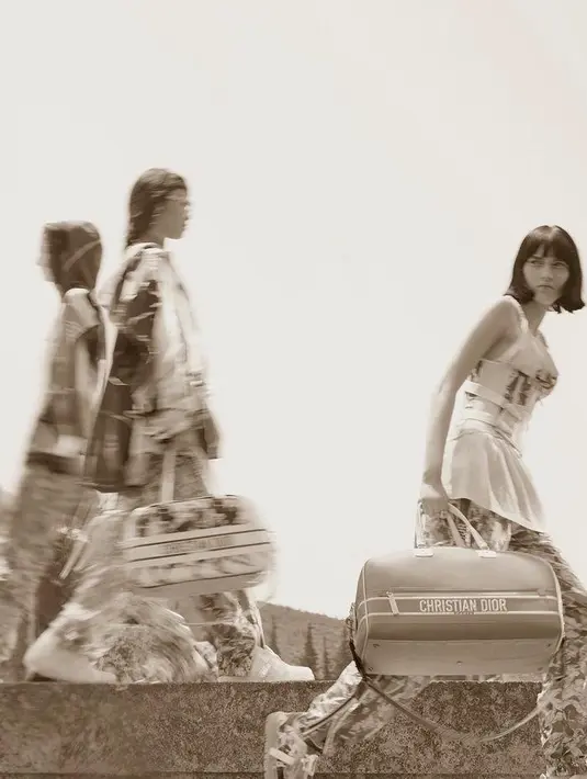 Ia memulai prosesnya di persimpangan memori dan nilai-nilai budaya untuk diturunkan ke generasi muda. (Dok/Dior).