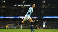 Gelandang Manchester City, Leroy Sane, merayakan gol yang dicetaknya ke gawang Liverpool pada laga Premier League di Stadion Etihad, Manchester, Kamis (4/1). City menang 2-1 atas Liverpool. (AFP/Oli Scarff)
