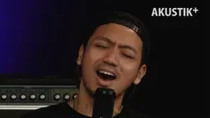 Nino berhasil menyejukkan panggung Akustik Plus. Tak percaya? Simak aksinya!