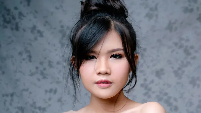 perempuan memakai makeup