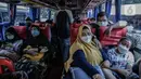 Penumpang duduk dalam bus antarkota antarprovinsi (AKAP) menunggu keberangkatan di Terminal Kalideres, Jakarta, Senin (26/4/2021). Pemerintah memperpanjang masa larangan mudik Lebaran yaitu mulai dari 22 April hingga 24 Mei 2021. (Liputan6.com/Faizal Fanani)