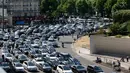Ratusan kendaraan menutup arus lalu lintas di ruas jalan lingkar Paris selama protes terhadap mobil mobil layanan Uber, Perancis, Kamis (25/6/2015). Para supir memprotes layanan Online taksi Uber. (REUTERS/Charles Platiau)