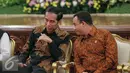 Presiden Joko Widodo (kiri) berbincang dengan Mendikbud Anies Baswedan dalam acara Silatuhrami dengan kepala sekolah penerima Anugerah Integritas Ujian Nasional di Istana Negara, Jakarta, Senin (21/12). (Liputan6.com/Faizal Fanani)