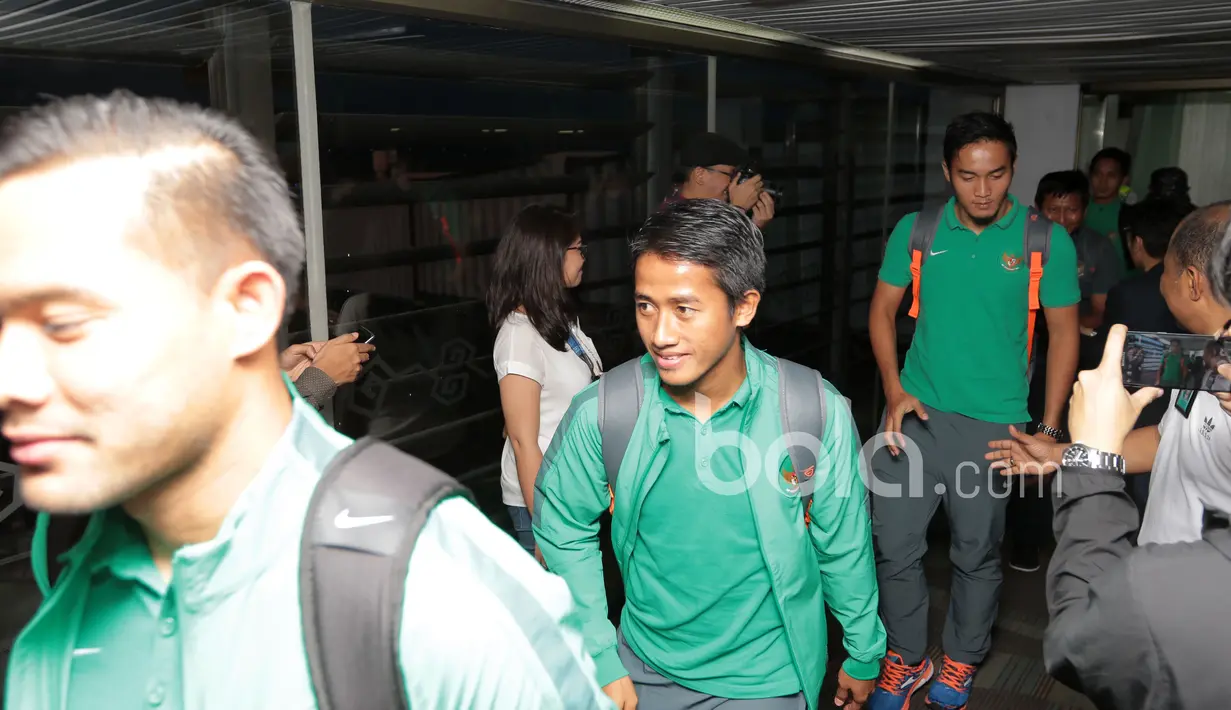 Para pemain Timnas Indonesia saat tiba di Bandara Soekarno-Hatta, Cengkareng. Timnas Indonesia tiba menggunakan maskapai Garuda Indonesia tepat pukul 18.30 WIB. (18/12/2016). (Bola.com/Nicklas Hanoatubun)