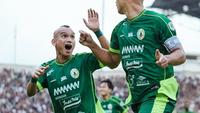 Riko Simanjuntak dan Gustavo Tocantins merayakan gol PSS Sleman ke gawang PSIS Semarang pada duel pekan ke-27 Pegadaian Championship 2025/2026. (Doc PSS)