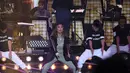 Dalam konser, Agnez memang sempat terlihat begitu energik. Luar biasanya, meski menyanyi sambil meloncat-loncat, suara Agnez tetap stabil dan merdu. (Nurwahyunan/Bintang.com)