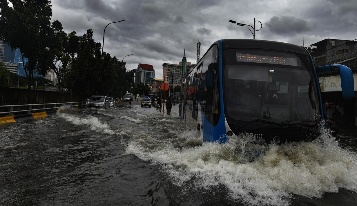 Di Jakarta Barat, hingga Rabu (29/1/2025), sejumlah ruas jalan masih tergenang imbas hujan deras yang mengguyur Jakarta. (merdeka.com/Arie Basuki)