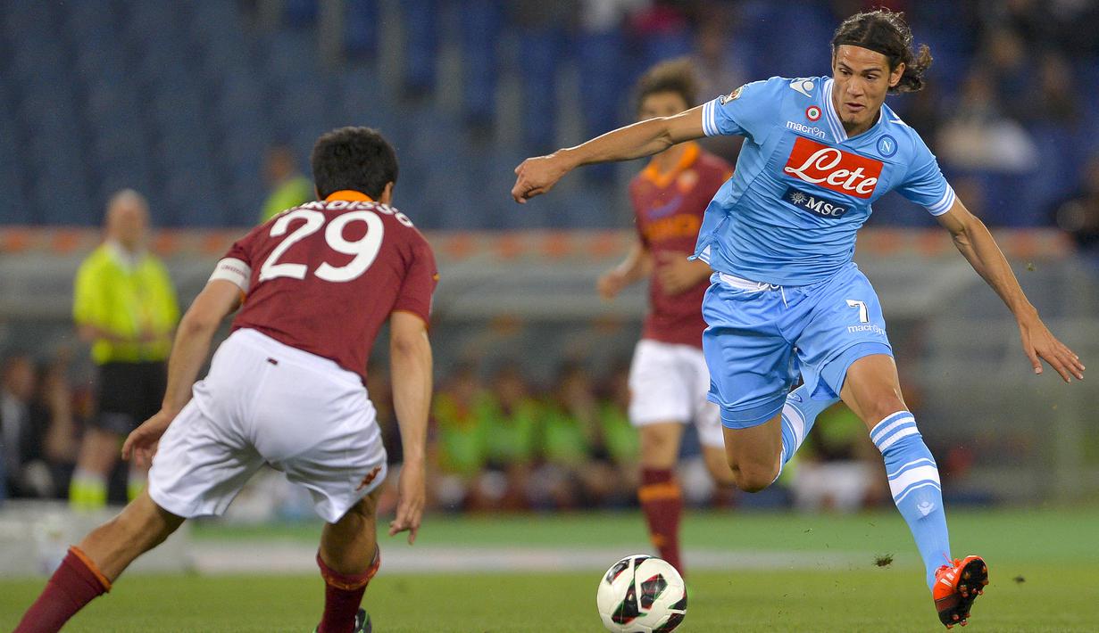 Lepas dari Palermo, Edinson Cavani meneruskan kariernya di Napoli mulai musim 2010/2011. Total 3 musim bersama Napoli hingga akhir musim 2012/2013, ia tampil dalam 138 laga di semua ajang dengan mencetak 104 gol. (AFP/Andreas Solaro)