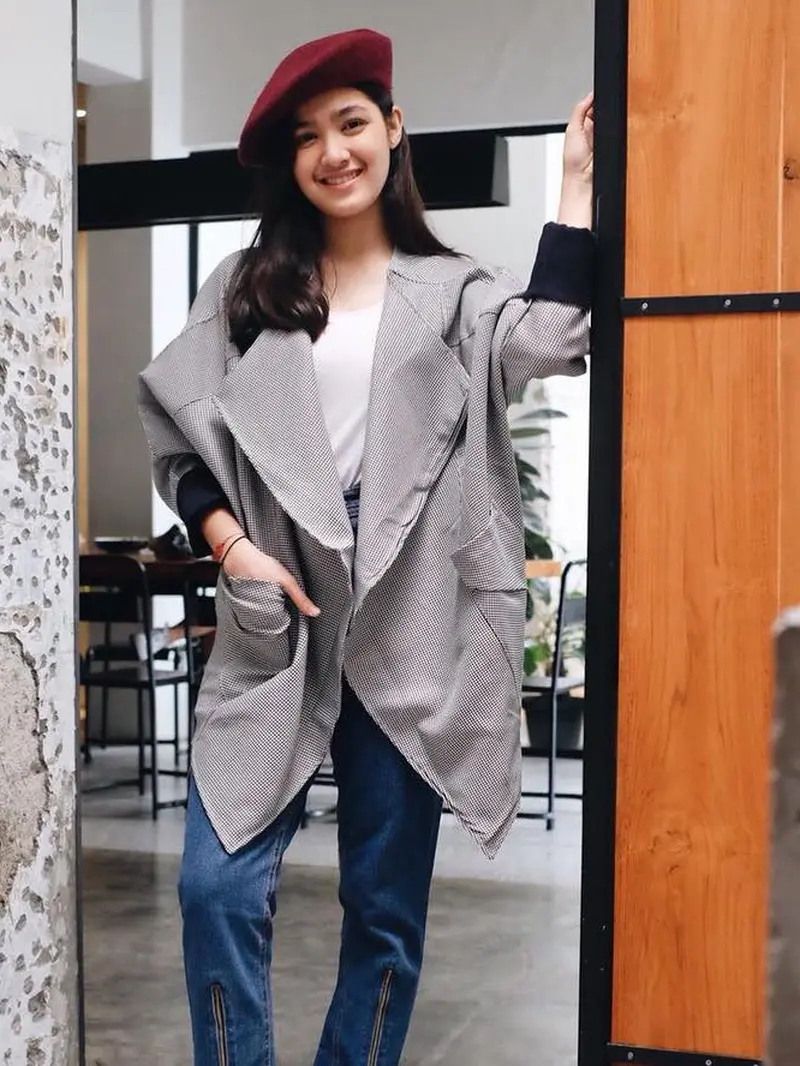 [Bintang] Anti Ribet, Cut Syifa dengan Mix and Match Celana Jeans dan Outer yang Kekinian