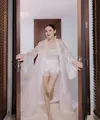 Dalam suasana intimate jelang resepsi pernikahannya di Bali, Syifa tampil manis mengenakan bridal robe bernuansa soft dan feminin yang berbeda dari biasanya. [@hiantjen].
