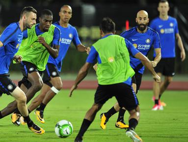 Pemain baru Inter Milan, Borja Valero, mengikuti sesi latihan di Nanjing, China, Minggu, (23/7/2017). Inter Milan akan menghadapi Olympique Lyon pada laga turnamen pramusim ICC 2017. (AFP/STR)