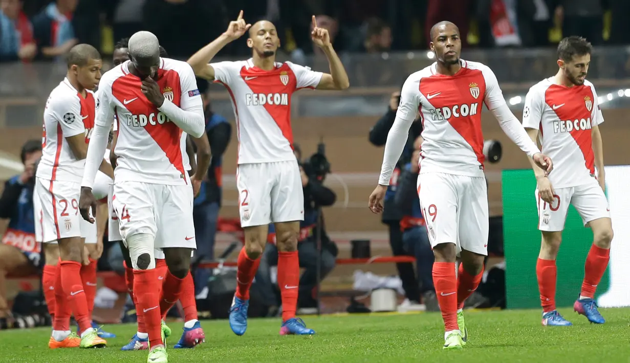 Gelandang AS Monaco, Tiemoue Bakayoko melakukan selebrasi usai mencetak gol ke gawang Manchester City di leg kedua babak 16 besar Liga Champions di stadion Louis II, Monaco (16/3). (AP/Claude Paris)