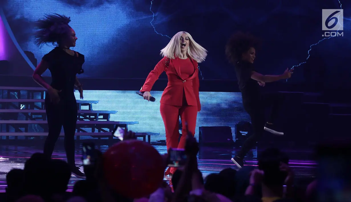 Aksi panggung Bebe Rexha pada malam puncak HUT ke-27 SCTV di Hall D, Jiexpo Kemayoran, Jakarta, Kamis (24/8). Bebe Rexha membawakan dua lagu andalannya "In the Name of Love" dan "I Got You". (Liputan6.com/Herman Zakharia)