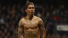 Gelandang Liverpool, Roberto Firmino, membuka baju merayakan gol yang dicetaknya ke gawang Crystal Palace pada laga Premier League di Stadion Selhurst Park, Inggris, Sabtu (29/10/2016). Liverpool menang 4-2 atas Palace. (Reuters/John Sibley)
