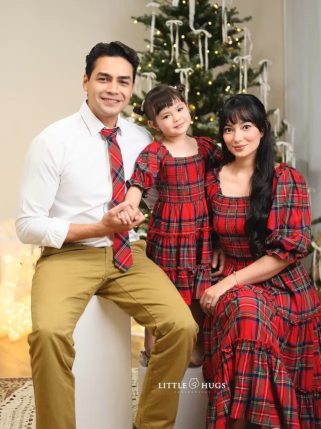 8 Gaya Kompak Keluarga Artis di Pemotretan Bertema Natal 2024, dari Asmirandah hingga Rianti Cartwright