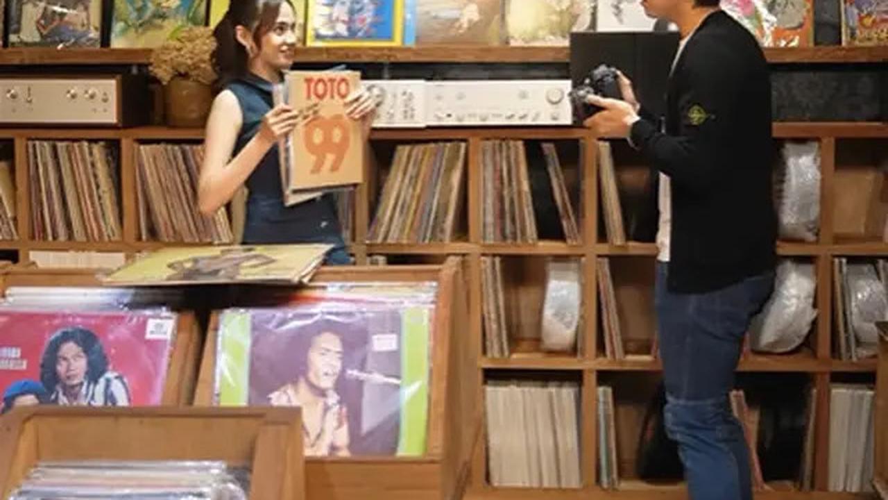 Dikira Foto Prewedding, Gaya Serasi El Rumi dan Syifa Hadju dalam Balutan Busana Casual Saat Shooting Video Klip Lagu Dewa19