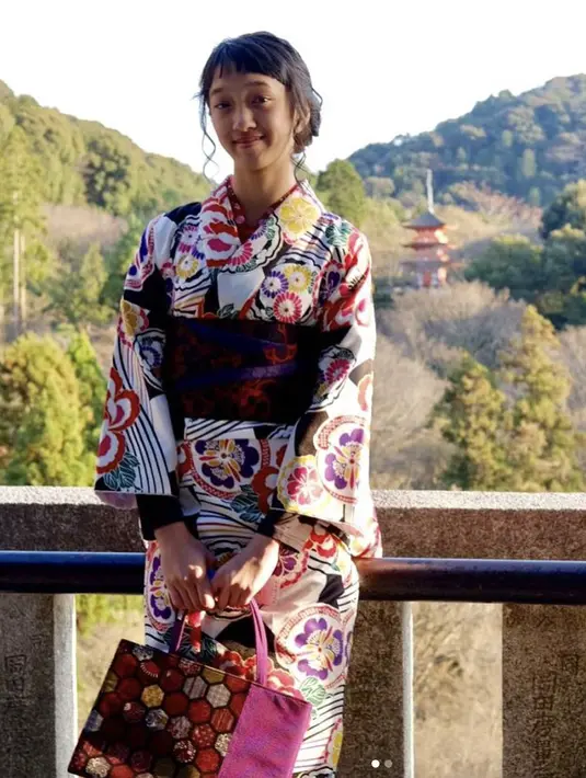 Gaya rambut berponi menjadi ciri khas penampilannya yang manis. [Instagram/ Aisha Meglio]