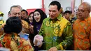 Komisaris Utama PT Berkarya Makmur Sejahtera Hutomo Mandala Putra atau Tommy Soeharto mengecek produk saat meresmikan gerai Goro di Cibubur, Bogor, Rabu (17/10). Tommy menjelaskan, Goro akan membina UMKM yang ada di sekitarnya. (Liputan6.com/HO/Dana)