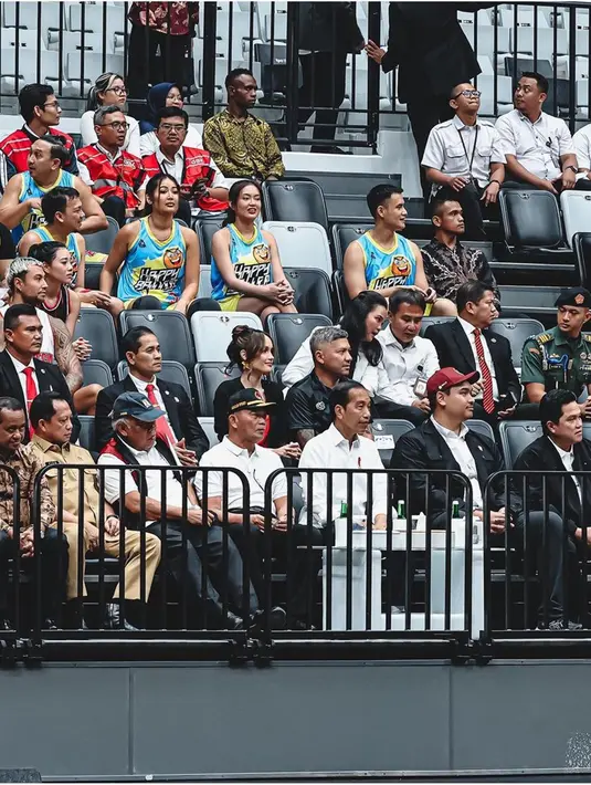 Gading memang dikenal menyukai olahraga basket dan menjadi presiden klub basket, West Bandits Mansion Sports Solo. Sementar itu, Cinta Laura pada Juni 2023 didapuk jadi brand ambassador FIBA World Cup 2023. Keduanya duduk berdampingan bersama dengan Jokowi, beberapa menteri dan deretan atlet. (Liputan6.com/IG/@gadiiing)