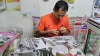 Pelaku seni kreatif yang pembuat miniatur dengan papercraft. (Dok. IST)