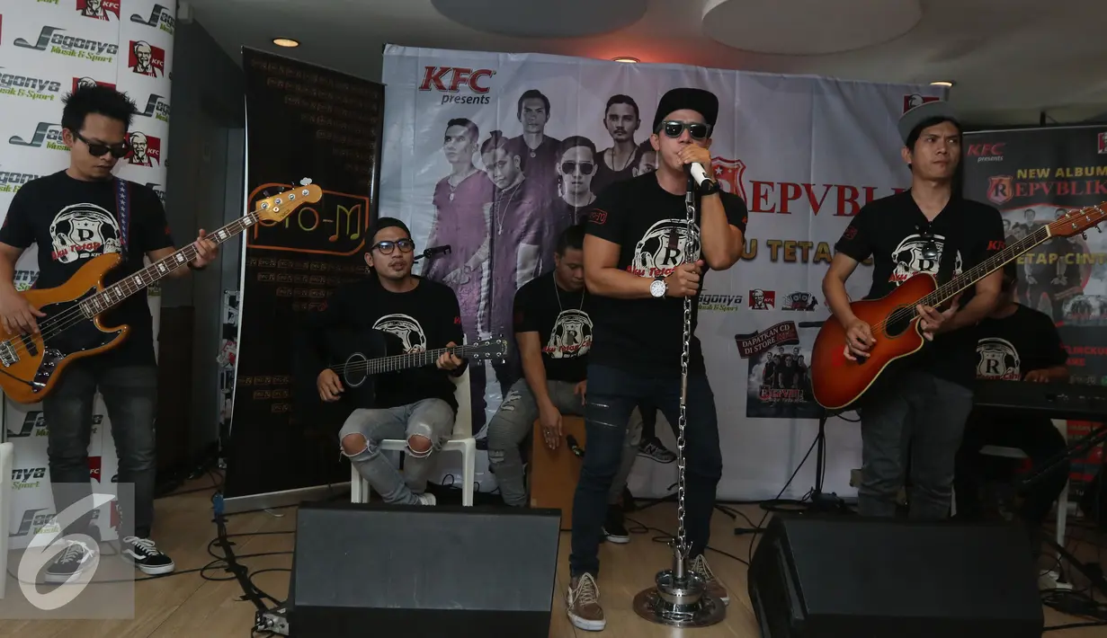 Aksi grup band Repvblik saat peluncuran album kedua di kawasan Tugu Tani, Jakarta, Rabu (7/9). Album kedua Repvblik bertajuk 'Aku Tetap Cinta' dengan memuat 13 lagu.(Liputan6.com/Herman Zakharia)