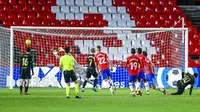 Striker Barcelona, Lionel Messi, mencetak gol ke gawang Granada pada laga Liga Spanyol di Stadion Los Carmenes, Sabtu (9/1/2021). Bracelona menang dengan skor 4-0. (AP/Jose Breton)