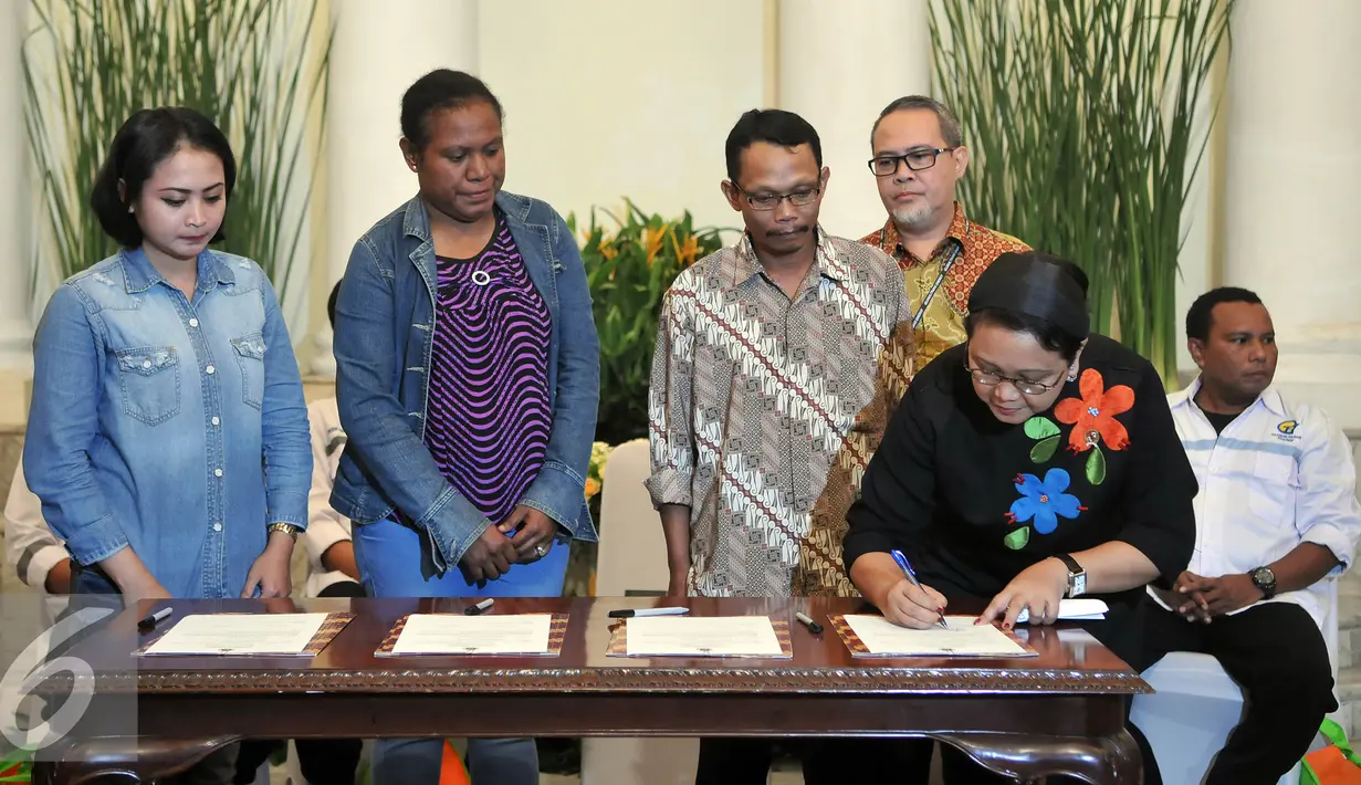 Menlu Retno Marsudi menandatangani serah terima ABK yang disandera Abu Sayyaf kepada keluarganya di Gedung Pancasila, Jakarta, Jumat (13/5). Pemerintah berhasil membebaskan sebanyak 4 ABK yang disandera  Abu Sayyaf (Liputan6.com/Johan Tallo)