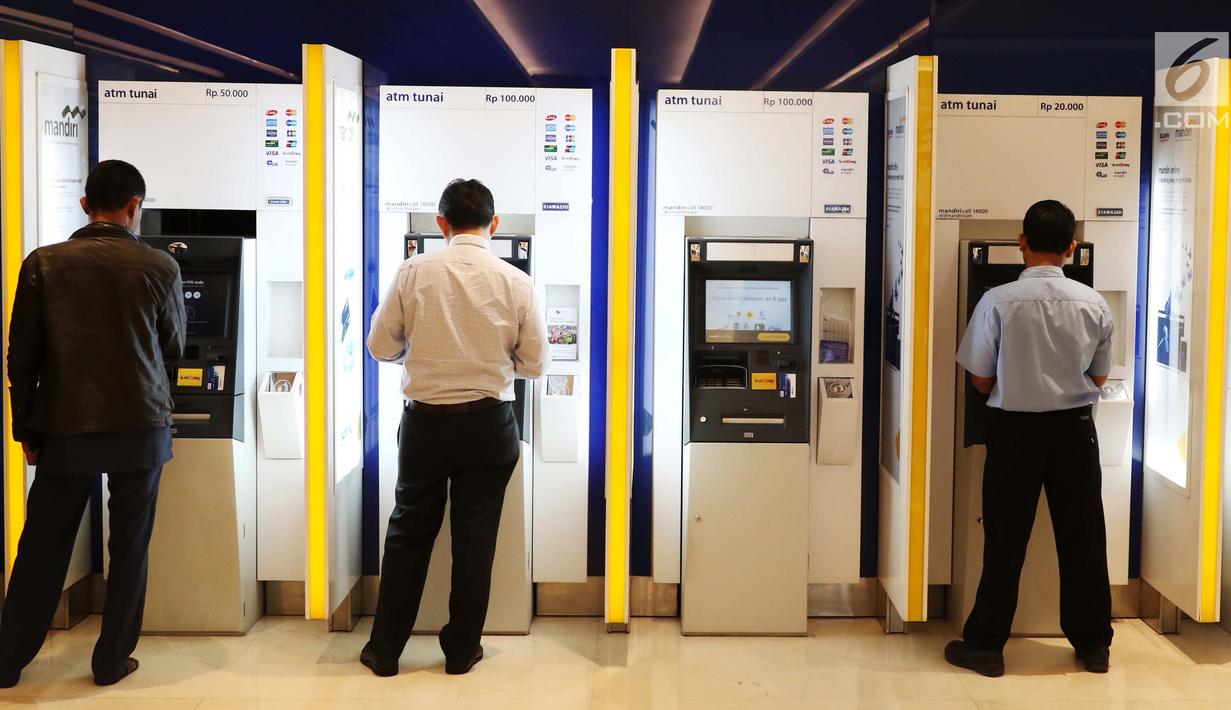 Nasabah melakukan transaksi di ATM Mandiri, Jakarta, Selasa (6/6). PT Bank Mandiri (Persero) Tbk menyiapkan dana tunai sebesar Rp23,5 triliun atau Rp1,1 triliun per hari selama bulan ramadan hingga lebaran. (Liputan6.com/Angga Yuniar)