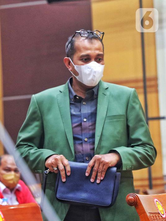 Wakil Menteri Hukum dan HAM RI, Edward Omar Sharif Hiariej bersiap mengikuti rapat kerja dengan Komisi III DPR RI di Kompleks Parlemen, Senayan, Jakarta, Rabu (9/11/2022). Rapat tersebut membahas penyampaian penyempurnaan Rancangan Kitab Undang-undang Hukum Pidana (RKUHP) hasil sosialisasi Pemerintah. (Liputan6.com/Angga Yuniar)