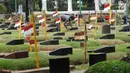 Petugas membersihkan makam di TPU Tanah Kusir, Jakarta, Selasa (29/8). Sudin Kehutanan DKI Jakarta berencana memperluas area TPU Tanah Kusir. Perluasan dilakukan karena kebutuhan lahan pemakaman sangat tinggi. (Liputan6.com/Helmi Fithriansyah)