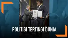 Seorang politisi New York bernama Robert Cornegy Jr. mencetak rekor dunia sebagai politisi tertinggi dunia. Ia memiliki tinggi lebih dari 2 meter.