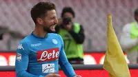 Striker Napoli Dries Mertens merayakan gol ke gawang Bologna dalam lanjutan Liga Italia di Stadion San Paolo, Minggu (28/1/2018). Napoli menang 3-1. (Cesare Abbate/ANSA via AP)