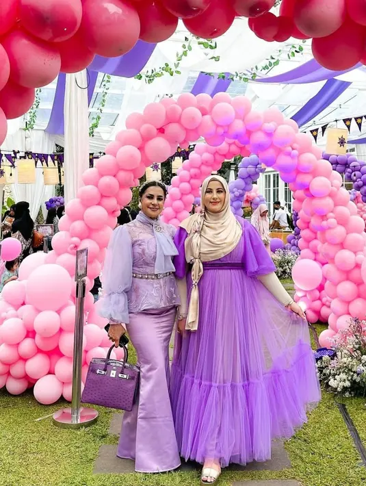 Saking akrabnya, Mama Ala memakai pakaian dengan warna yang sama dengan Tasyi yaitu Ungu [instagram/tasyiiathasyia]