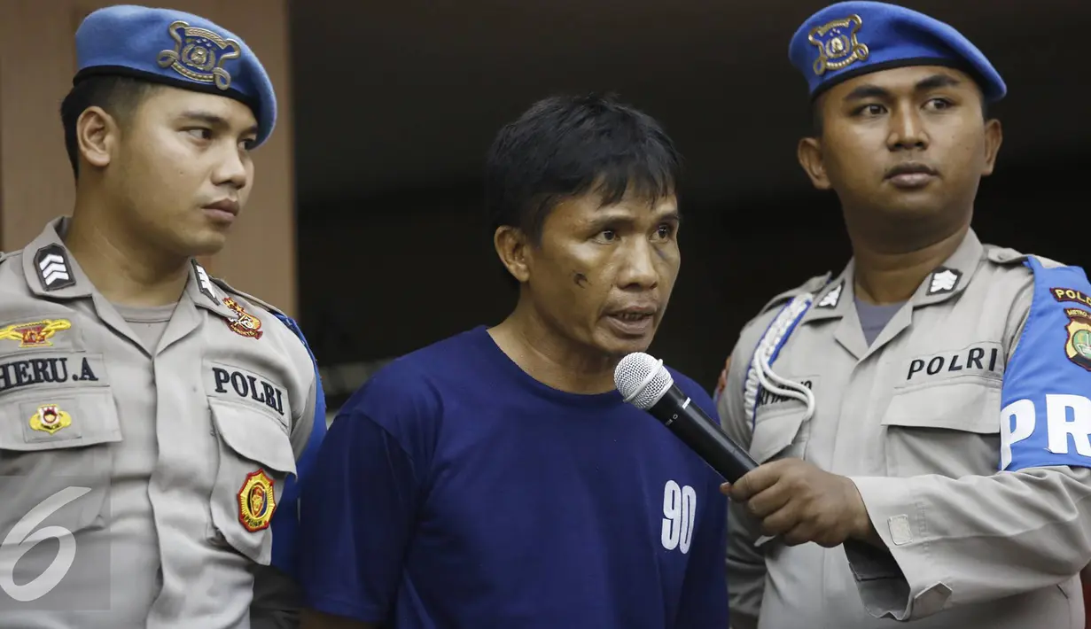 Tersangka perampokan Pulomas, Ridwan Sitorus alias Ius Pane memberikan keterangan saat rilis di Polda Metro Jaya, Jakarta, Kamis (5/1). Ius juga dihadapkan ke rekaman CCTV detik-detik perampokan dan pembunuhan. (Liputan6.com)