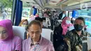 Sejumlah tamu berada dalam bus yang akan mengangkut mereka menuju resepsi pernikahan putra bungsu Presiden Jokowi, Kaesang Pangarep dan Erina Gudono dari Stadion Manahan, Solo, Jawa Tengah, Minggu (11/12/2022).  Sejumlah tamu juga ada yang diantar dengan becak dan andong menuju Mangkunegaran. (Liputan6.com/Herman Zakharia)