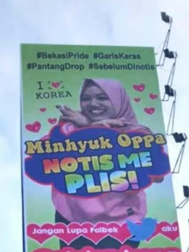 gadis di bekasi pasang billboard demi tarik perhatian artis Korea