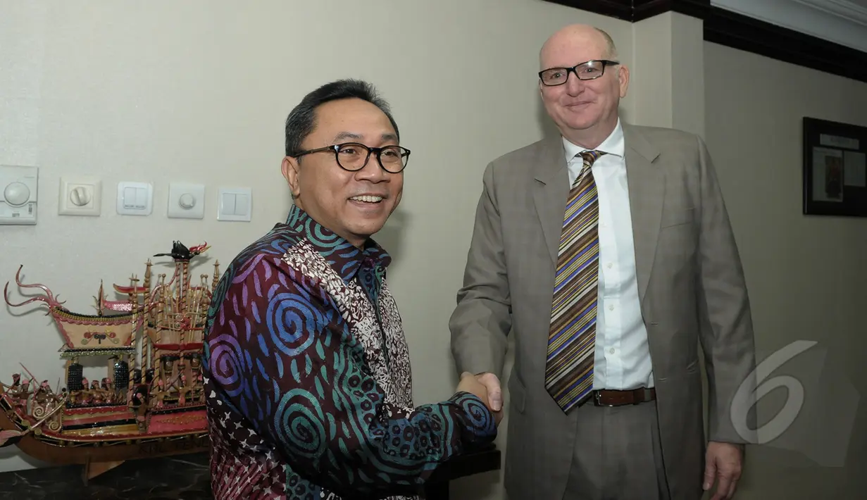 Ketua MPR RI Zulkifli Hasan (kiri) berjabat tangan dengan Duta Besar Paul Grigson saat bertemu di Ruang Kerja Ketua MPR, Jakarta, Kamis (26/3/2015). Kunjungan Dubes Australia dalam rangka perkenalan Duta Besar yang baru. (Liputan6.com/Andrian M Tunay)