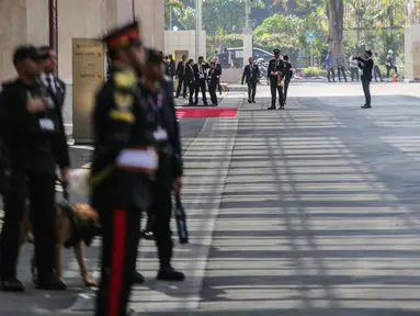 Pasukan pengamanan presiden dan anjing pelacak dikerahkan saat pembukaan KTT ASEAN ke-43 di Jakarta Convention Center, Senayan, Jakarta, Selasa (5/9/2023). (Liputan6.com/Faizal Fanani)