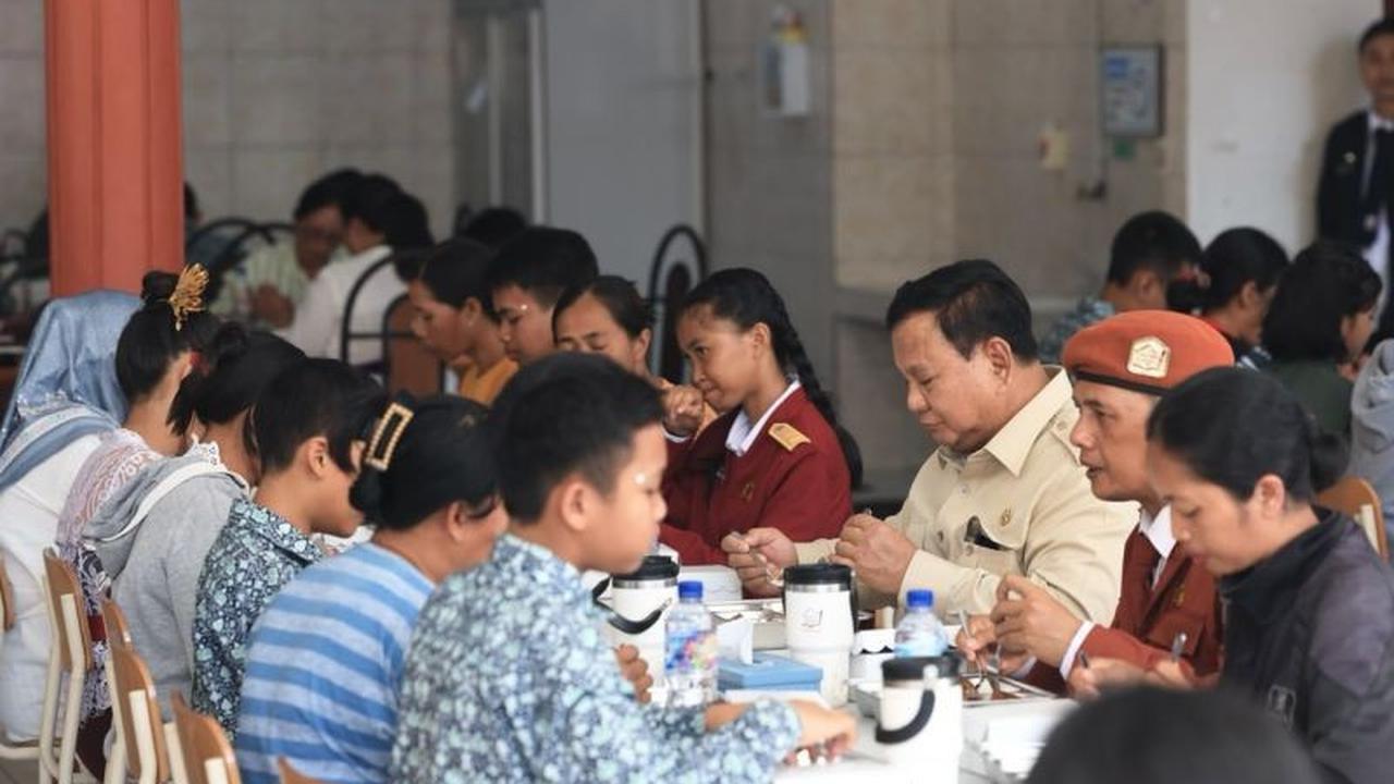 Prabowo Santap Makan Bergizi Gratis Bersama Pelajar di SRMP Tabanan, Tekankan Akses Pendidikan