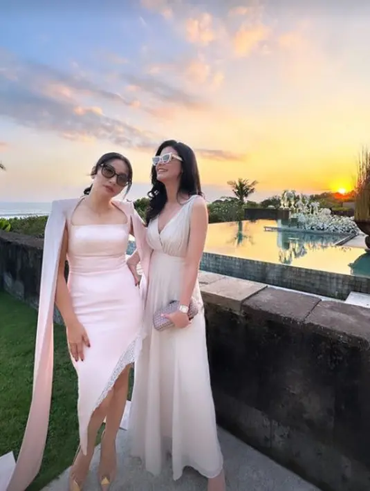 Gaun ini tidak hanya membuat Hesti terlihat elegan tapi juga feminin [@medinadinaaa]