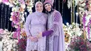 Geni Faruk juga tampil dengan gamis ungu yang cantik. Geni memilih inner ungu polos yang kemudian disempurnakan dengan outer transparan berbordir floral yang tak kalah cantik. Geni Faruk memadukan penampilannya dengan hijab ungu yang serasi. [Foto: Instagram/attahalilintar]