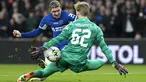 Kiper Liverpool, Caoimhin Kelleher (kanan) menghalau bola tendangan pemian Chelsea, Conor Gallagher pada laga final Carabao Cup 2023/2024 di Stadion Wembley, Inggris, Minggu (25/02/2024). Pertandingan dimenangkan The Reds melalui gol semata wayang Virgil Van Dijk. (AP Photo/Dave Shopland)