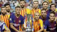 Para pemain Barcelona berpose dengan memegang trofi juara ICC 2017 setelah berhasil mengalahkan Real Madrid di Stadion Hard Rock, Miami, AS (29/7/2017). Barcelona menang 3-2 atas Real Madrid. ((AP/Lynne Sladky)