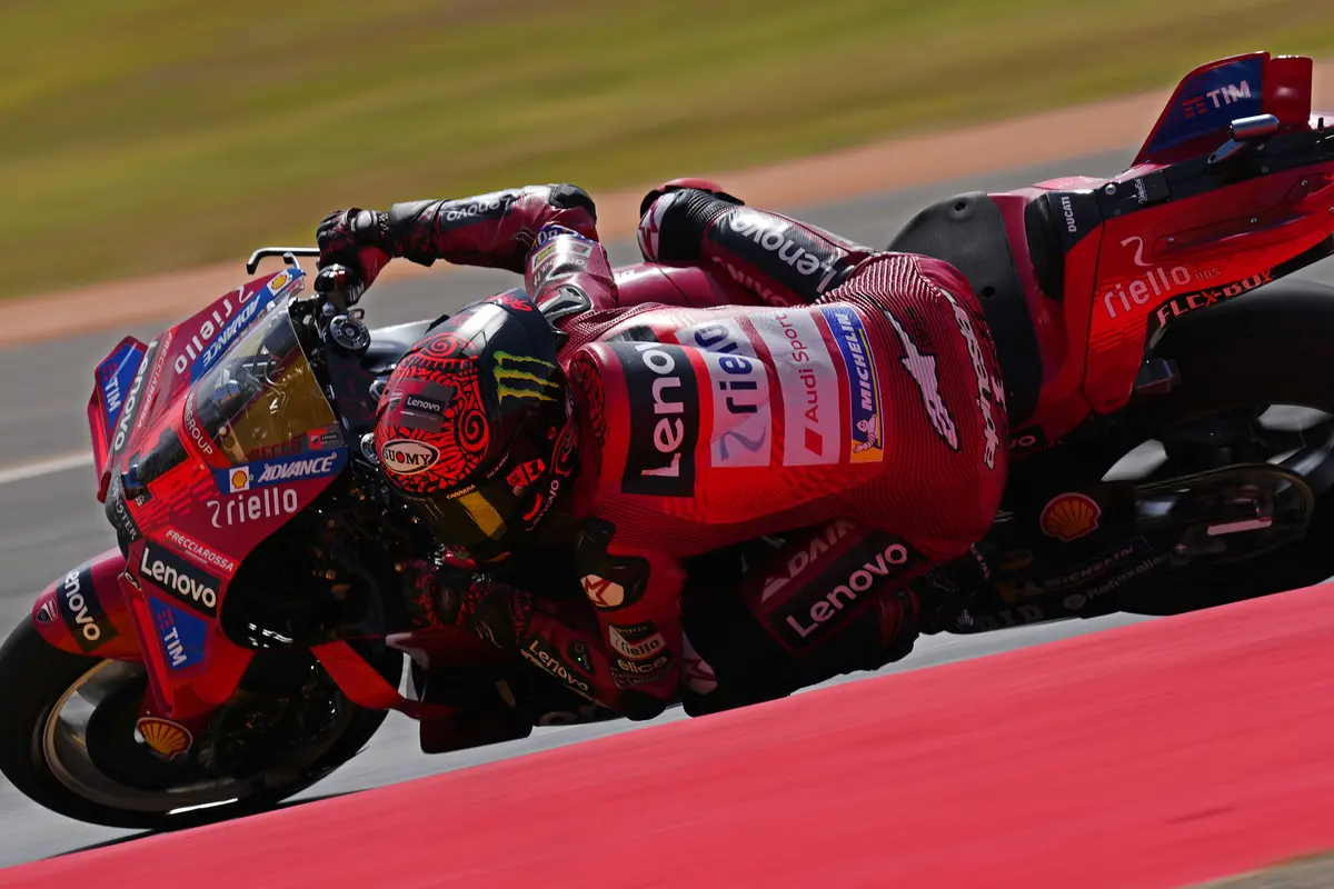 Foto: Insiden Tabrakan Bagnaia dan Alex Marquez di MotoGP Aragon 2024