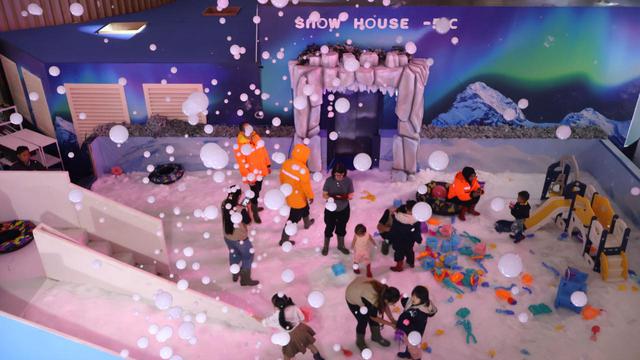 Libur Nataru di Mal Ciputra Jakarta, Pengunjung Diajak Melangkah ke Negeri Es Bersuhu -5C